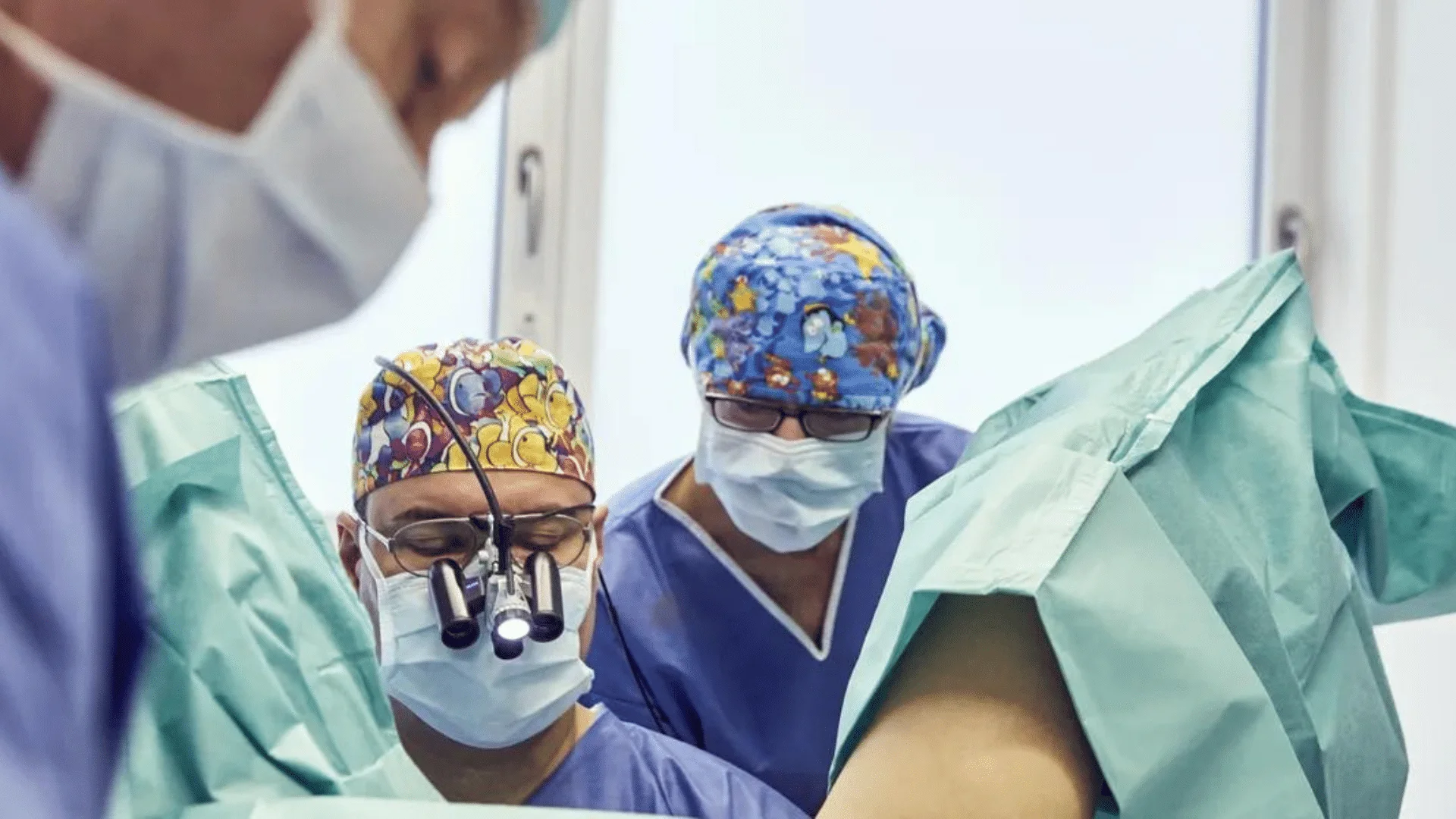 Dr. Stephan Günther bei einer Operation im OP-Saal der Aesthetix Düsseldorf