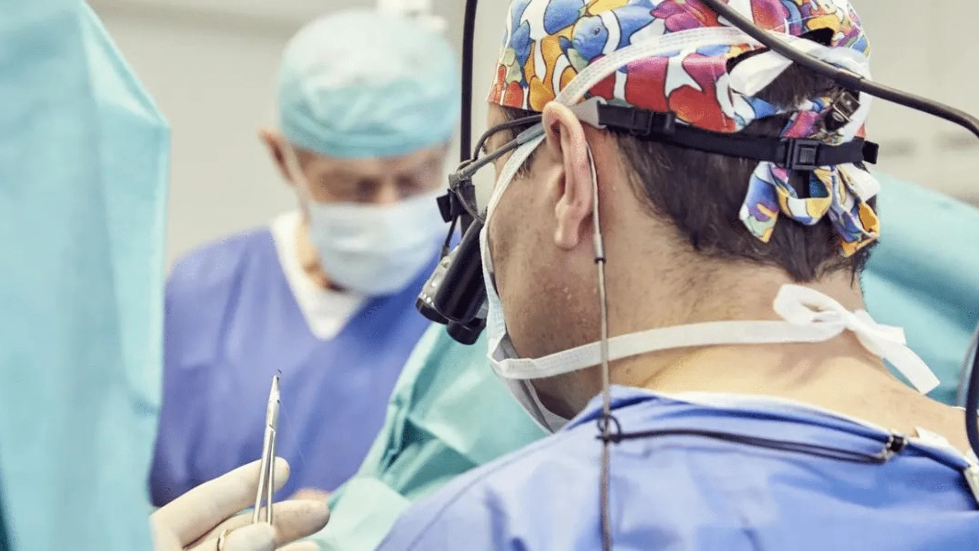 Dr. med. Stephan Günther bei einem präzisen intimchirurgischen Eingriff, konzentriert mit dem Instrument